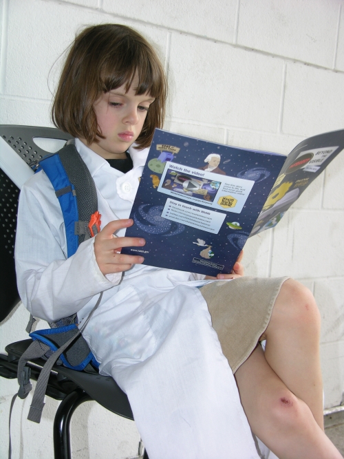 Peo reading JWST comic